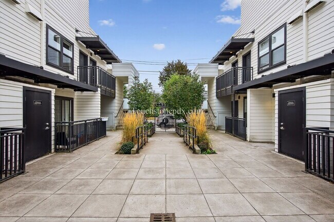 Building Photo - 5635 NE Glisan St