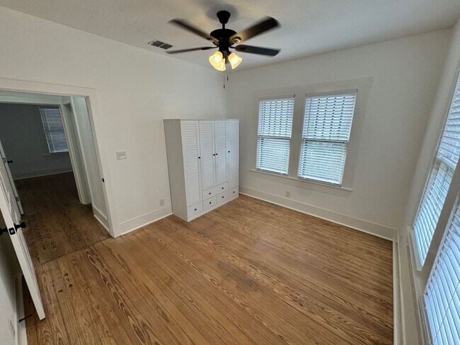 Building Photo - Move-In Ready & Recently Updated 2-Bedroom...