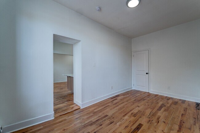 Building Photo - 522 Elm St