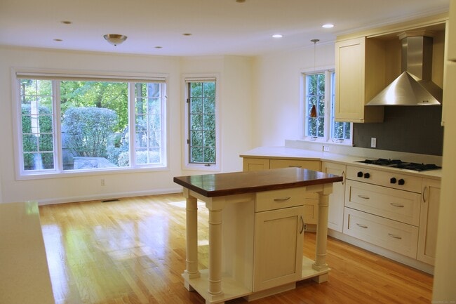 Building Photo - 71 Benjamin St