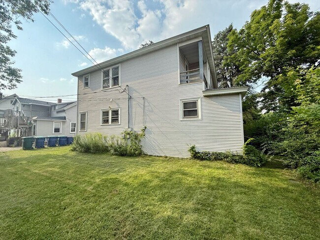 Building Photo - 709 Henrietta St