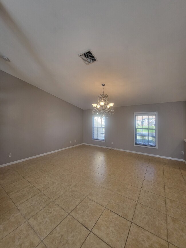 Building Photo - 1008 NW 12th Terrace