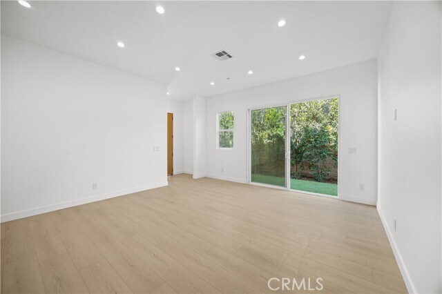 Building Photo - 6950 Amestoy Ave