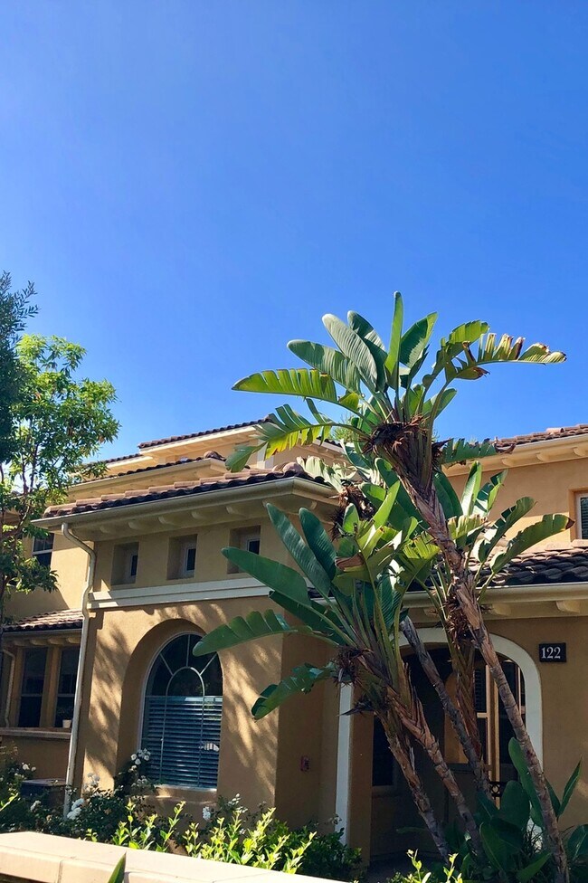 Building Photo - Wow, A Woodbury 3 BD, 2.5 BA Townhome