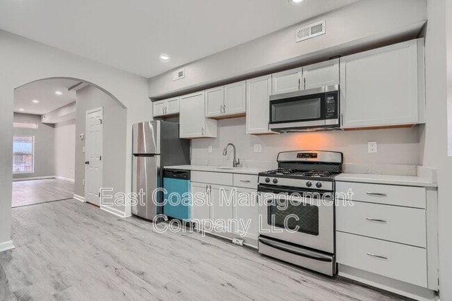 Primary Photo - 2622 Llewelyn Ave