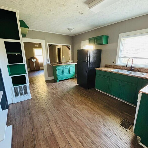 Building Photo - 17 School Rd