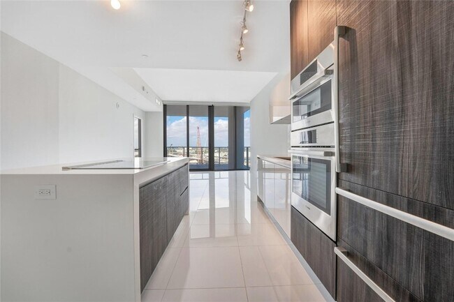 Building Photo - 851 NE 1st Ave