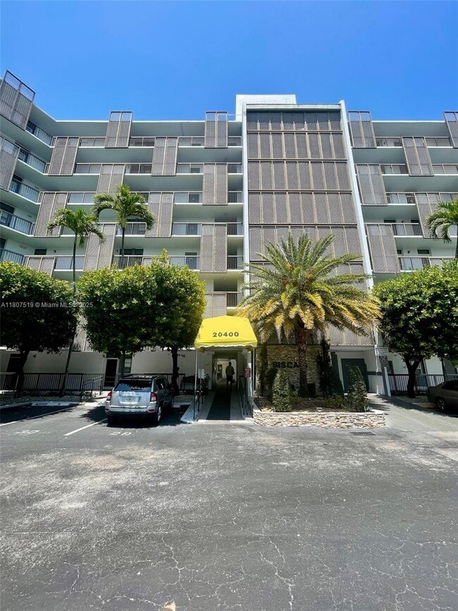 Building Photo - 20400 W Country Club Dr