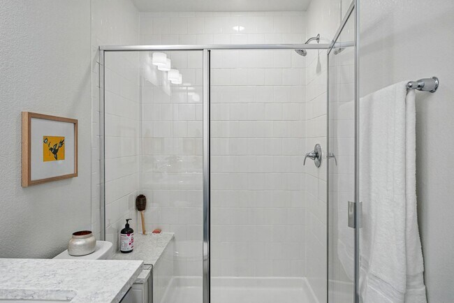 Building Photo - Spacious 3BR/3BA Townhome-Available NOW! $...