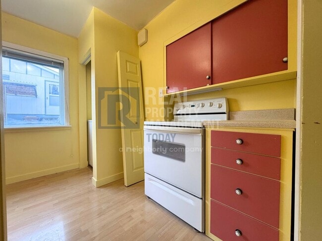 Building Photo - 910 N Union Ave