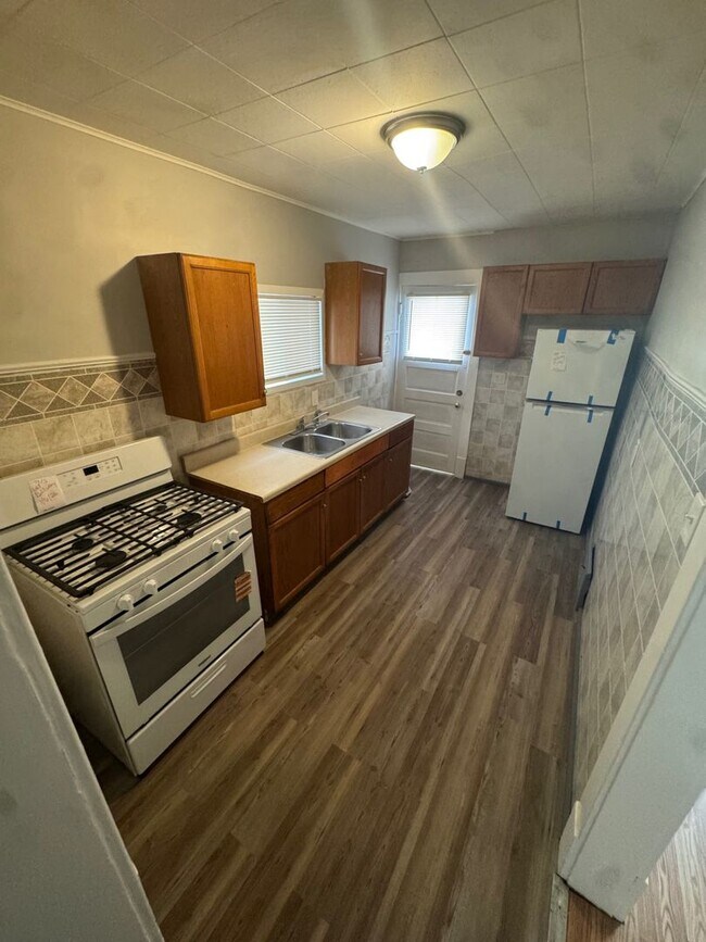 Building Photo - Well-Maintained 3-Bedroom Single-Family Home – $1,450 Rent | Cleveland