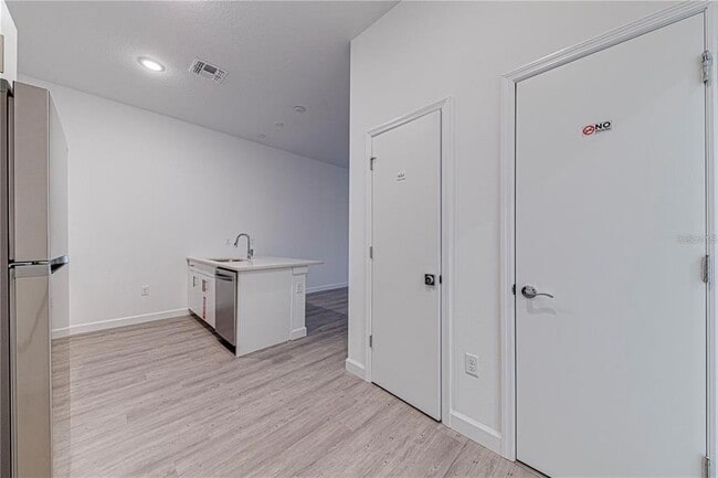 Building Photo - 400 Famagusta Dr