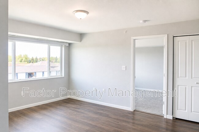 Building Photo - 561 S Elk St