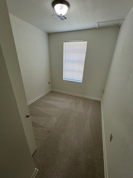 Building Photo - 2914 Vickie dr