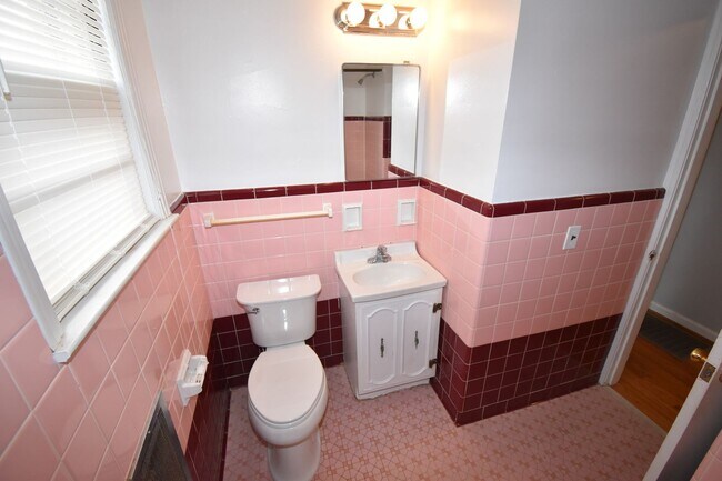 Building Photo - 3 Bedroom Home For Rent Near Madison Street!