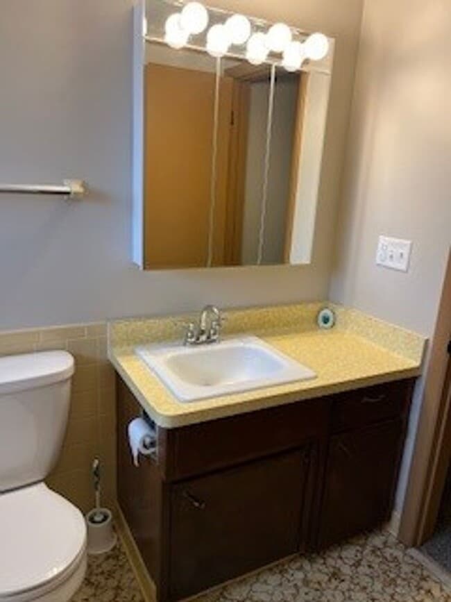 Building Photo - Charming 3 Bedroom, 1.5 Bath Home on the South Side of Kenosha