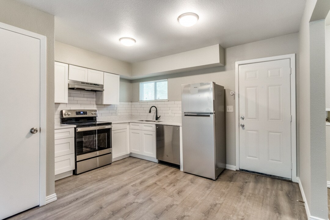 Kitchen - 1516 Valley View St