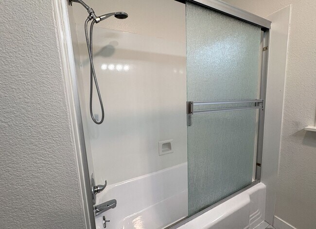 Building Photo - Charming 2 Bedroom, 2 Bathroom Home in Redwood City
