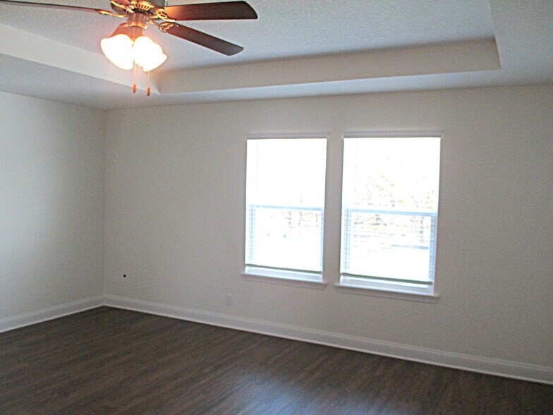 Building Photo - 901 Sunny Stroll Dr