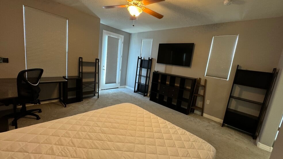 Master Suite - 615 E Portland St