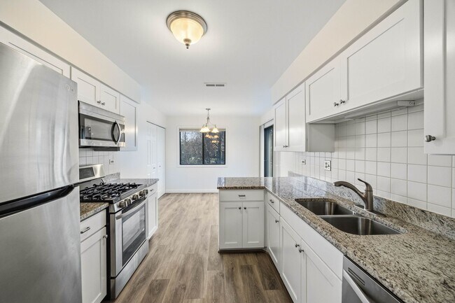 Building Photo - 0N 24 Ambleside Dr