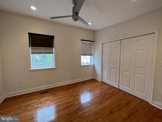 Building Photo - 1007 S Chadwick St