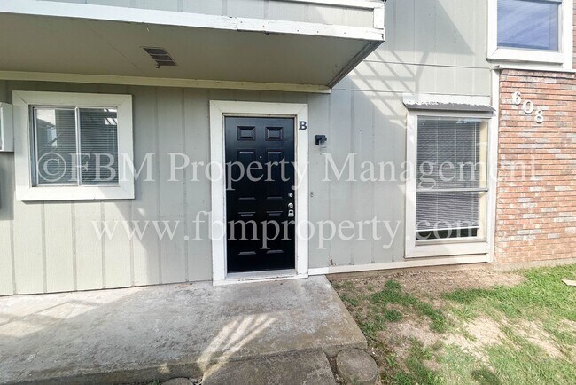 Building Photo - 608-B Walter Stephenson - Downstairs 2 Bed...