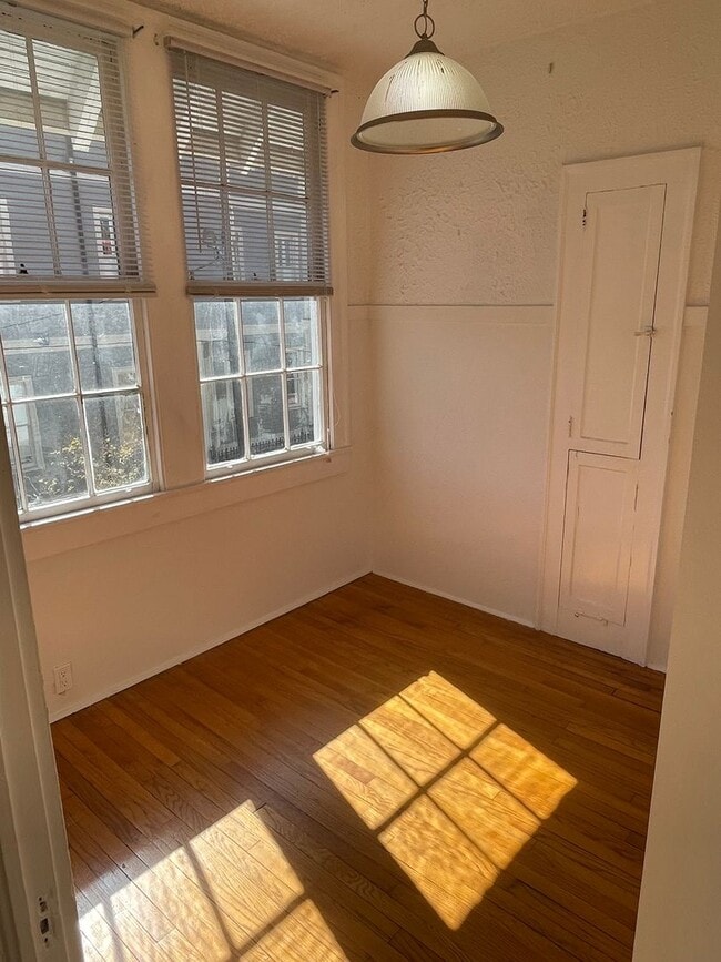 Building Photo - 1BD/1BA Corner Unit ON Napoleon Ave