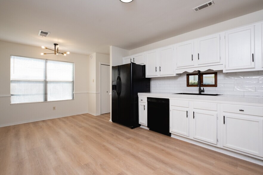 Building Photo - 55 Oak Forest Loop