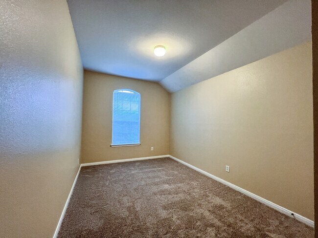 Building Photo - 340 Meadow Park