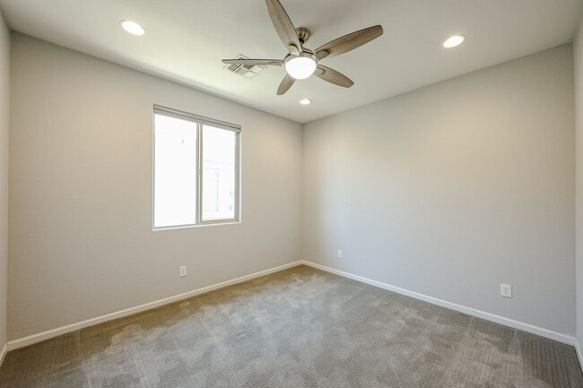 Building Photo - Beautiful 5bedrooms-2Baths Modern Style Home!