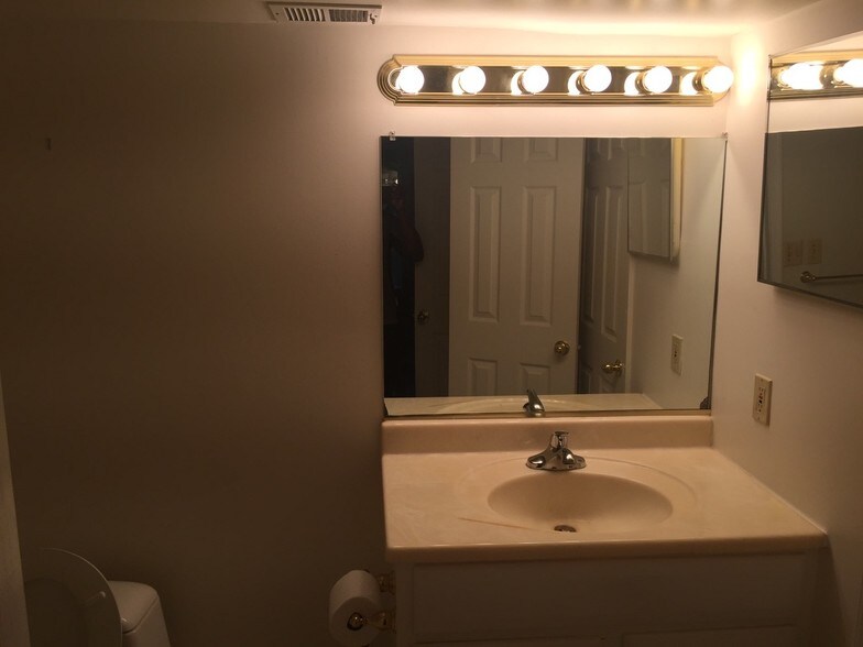 Bathroom 1B - 4300 Stablemere Ct