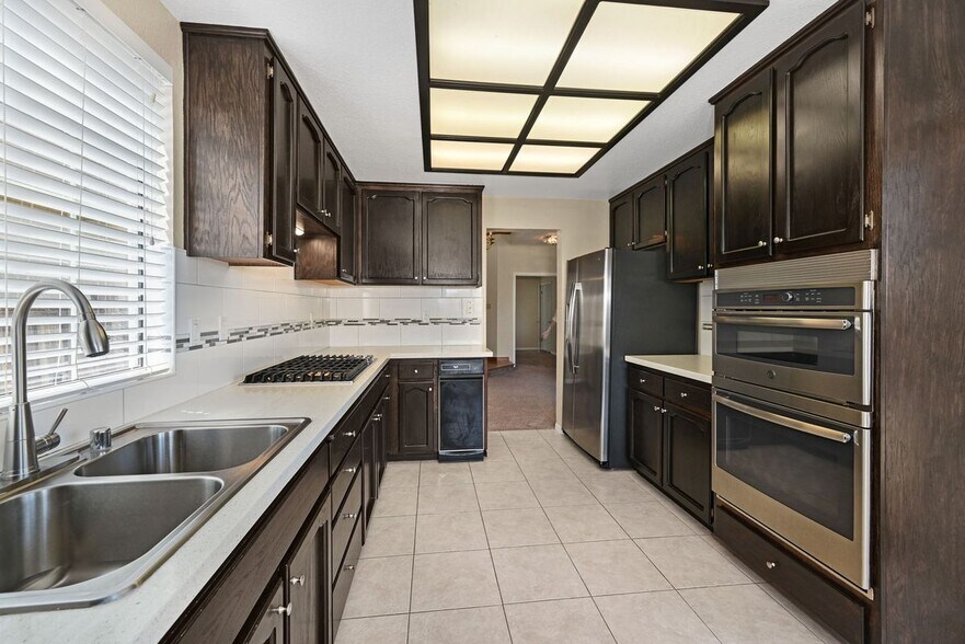 Building Photo - 1319 Strawberry Ct