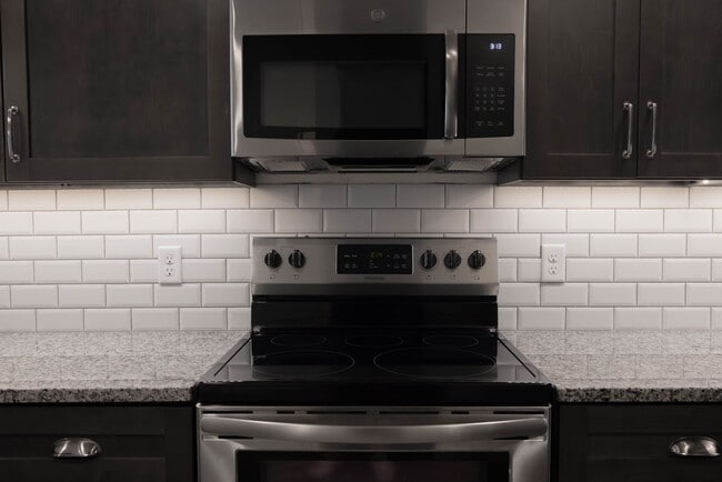 Building Photo - NEW LUXURY 2 BED 2 BATH 1 CAR GARAGE DUPLE...