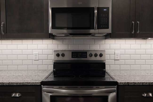 Building Photo - NEW LUXURY 2 BED 2 BATH 1 CAR GARAGE DUPLEX