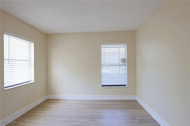 Building Photo - 5331 Summerlin Rd