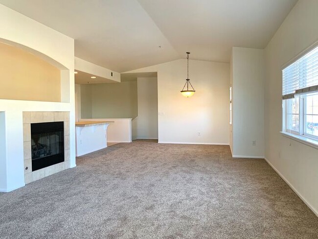 Building Photo - Immaculate Townhome in SE Fort Collin, Min...