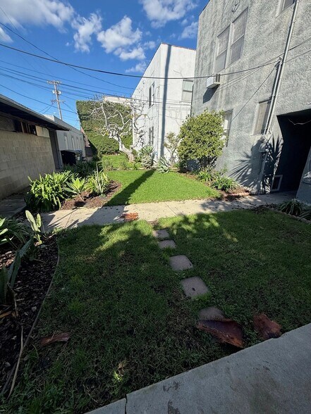 Building Photo - 335 N Orange Grove Ave