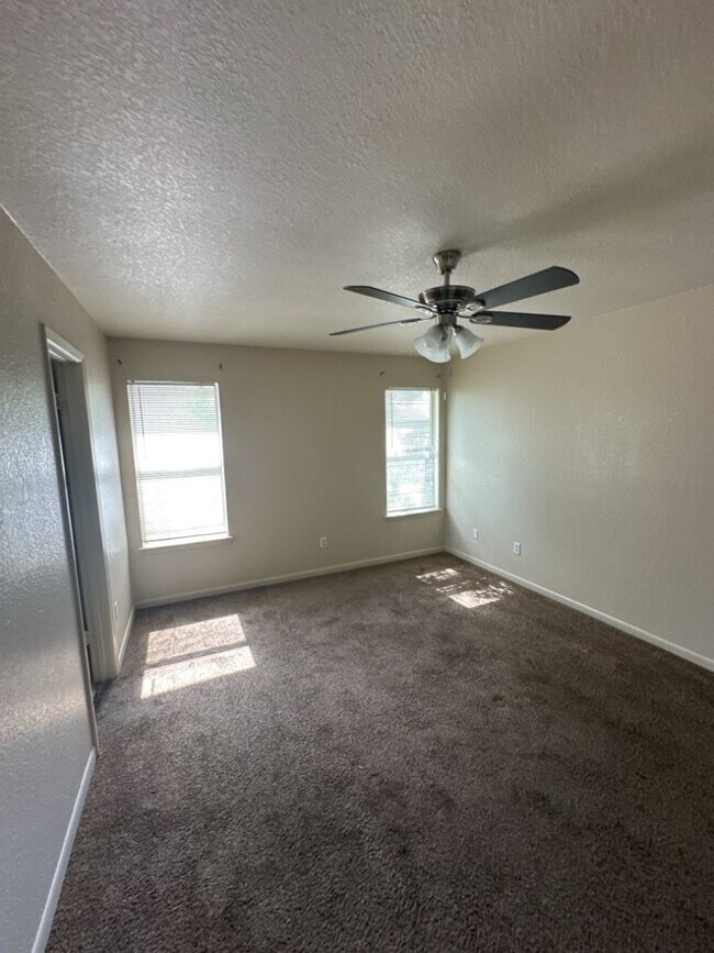 Building Photo - AVAILABLE NOW!