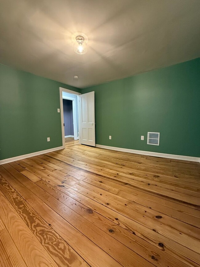 Building Photo - 960 Maple St