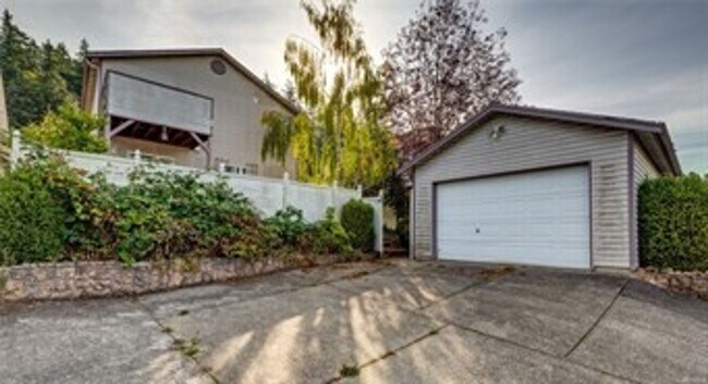 Building Photo - PRELEASING: 4 bdrm/1.5 bath house near WWU Park-N-Ride