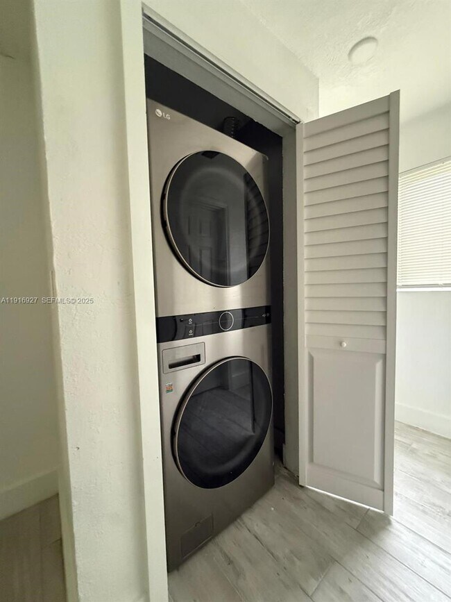 Building Photo - 16200 NE 3rd Ave