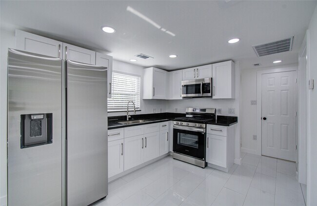 Building Photo - 7530 Park Pl Blvd