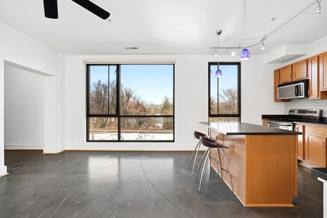 Building Photo - 211 Cream St