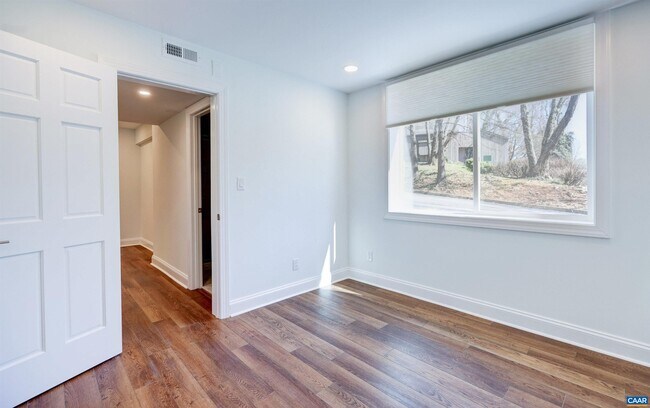 Building Photo - 1243 Cedars Ct