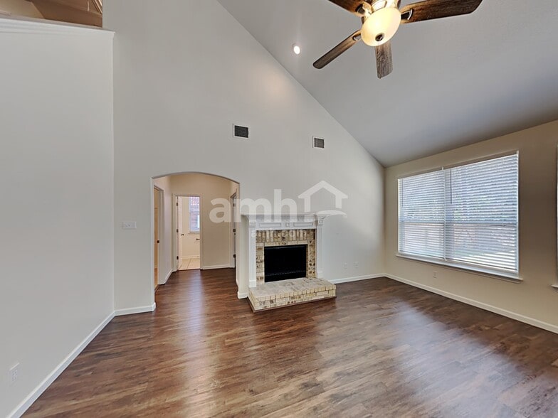 Building Photo - 24827 Crescent Run