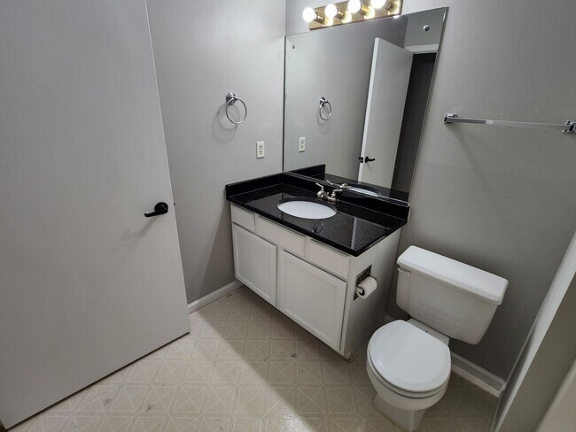 Building Photo - 3 bedroom Kenosha condo