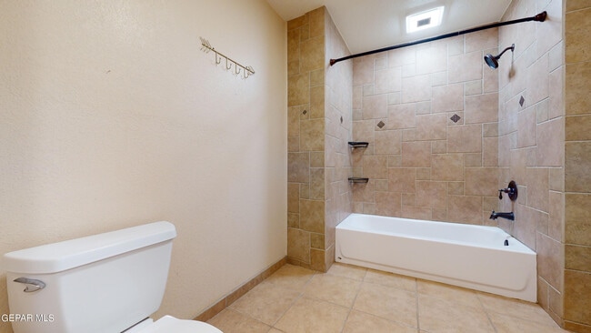 Building Photo - 801 Claravista Ln