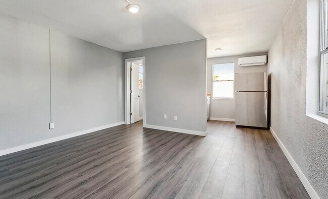 Building Photo - Clean Studio Apartment Near Uptown