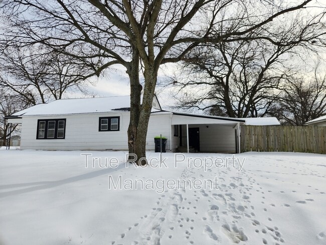 Building Photo - 631 N Hickory Ave